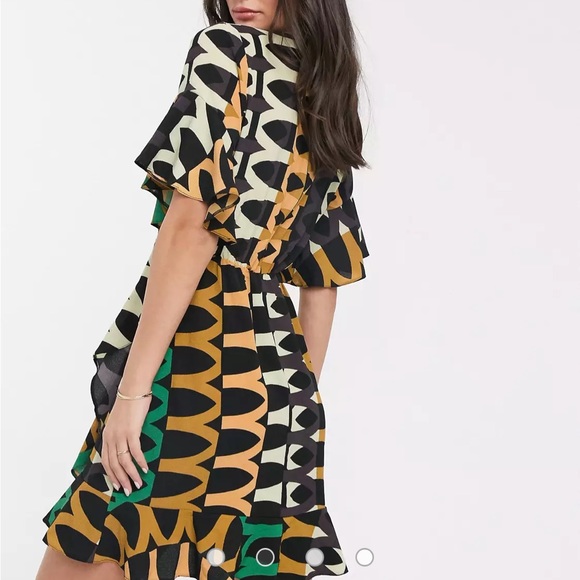 AX Paris retro print wrap dress in green - Picture 2 of 4